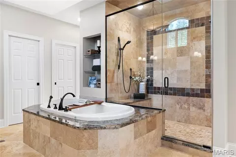 Bath - 41 Manderleigh Est, Frontenac, MO 63131 photo 3 of 12