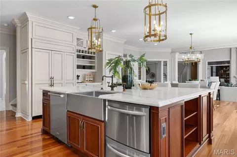 Kitchen - 41 Manderleigh Est, Frontenac, MO 63131 photo 3 of 4