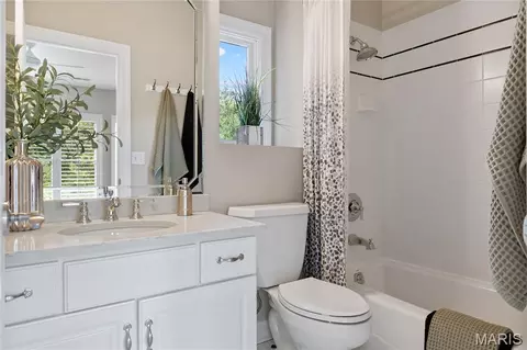 Bath - 41 Manderleigh Est, Frontenac, MO 63131 photo 10 of 12