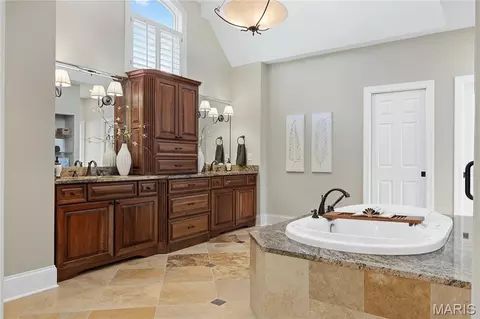 Bath - 41 Manderleigh Est, Frontenac, MO 63131 photo 1 of 12