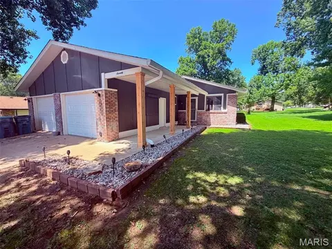 70 S Meadow Ln, Glen Carbon, IL 62034