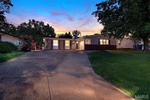 2944 Chevron Dr, Saint Louis, MO 63125