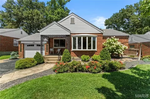 219 Sunningwell Dr, Webster Groves, MO 63119