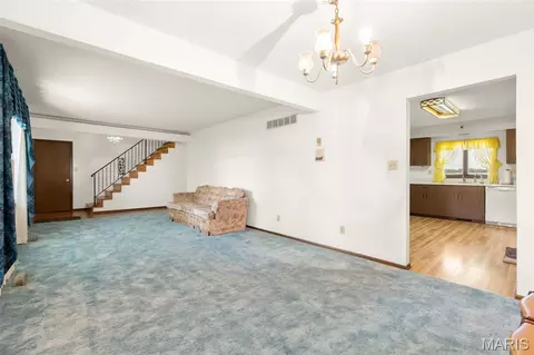 Living - 3810 Sunny Rd, Washington, MO 63090 photo 3 of 5