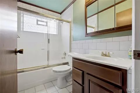 Bath - 808 Dinard Dr, Ballwin, MO 63021 photo 2 of 2