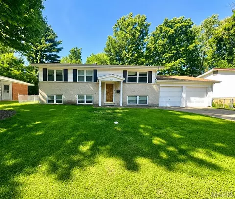 1800 Bobbinray Ave, Florissant, MO 63031