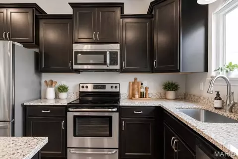 Kitchen - 225 Thorn Brook Dr, O'fallon, MO 63366 photo 3 of 3