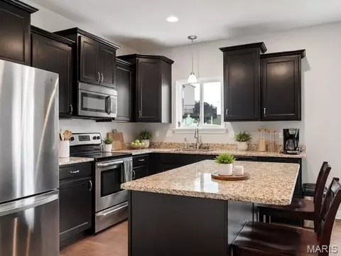 Kitchen - 225 Thorn Brook Dr, O'fallon, MO 63366 photo 2 of 3