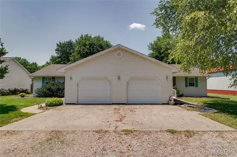 405-407 N Shady Ln, Girard, IL 62640