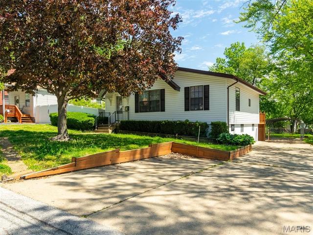 3246 Airway Ave, Breckenridge Hills, MO 63114