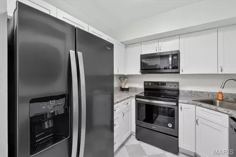 Kitchen - 1663 E Swan Cir, Saint Louis, MO 63144 photo 2 of 2