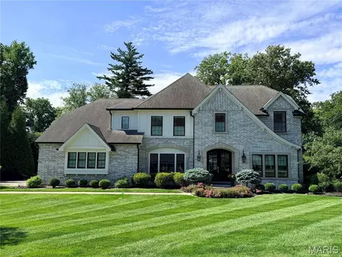 2 Sunny Meade Dr, Saint Louis, MO 63124