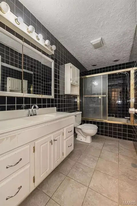 Bath - 2120 Devonshire Dr, Imperial, MO 63052 photo 1 of 2