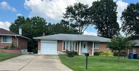 9820 Vera Cruz Dr, Saint Louis, MO 63126