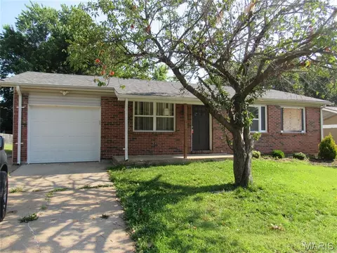 815 Briarbrae Dr, Saint Louis, MO 63138