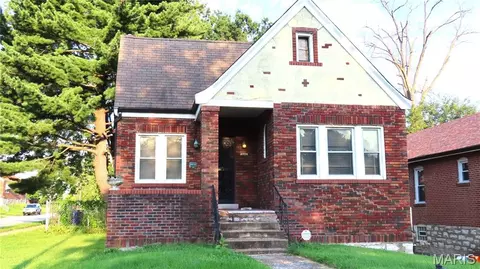 8578 Drury Ln, Saint Louis, MO 63147