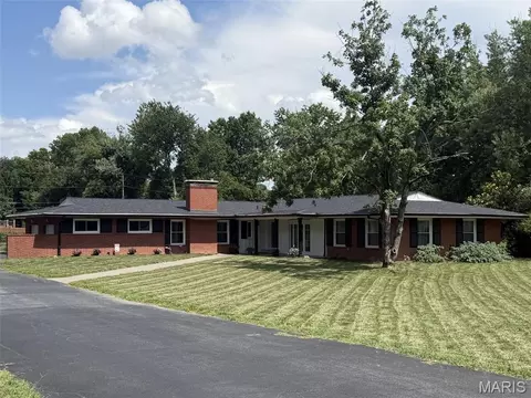 9860 Bridle Trail Ln, Sunset Hills, MO 63128