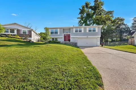 Exterior - 400 Coventry Ln, Manchester, MO 63021 photo 3 of 12