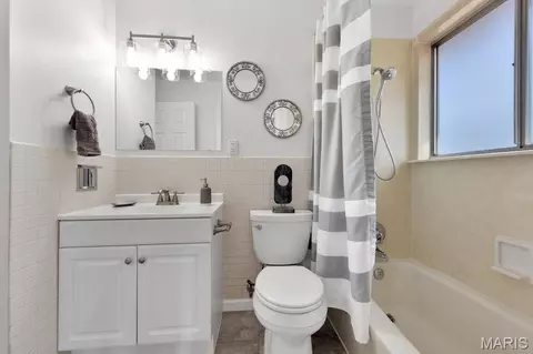 Bath - 400 Coventry Ln, Manchester, MO 63021 photo 2 of 3