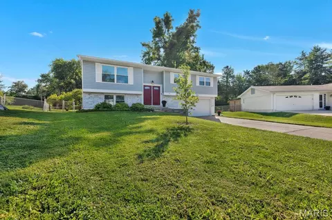 Exterior - 400 Coventry Ln, Manchester, MO 63021 photo 5 of 12