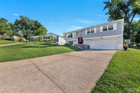 Exterior - 400 Coventry Ln, Manchester, MO 63021 photo 4 of 12