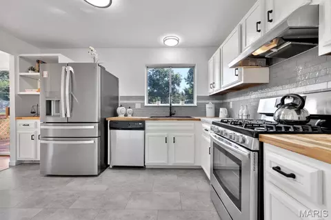 Kitchen - 400 Coventry Ln, Manchester, MO 63021 photo 4 of 4