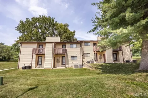 18 Pepperwood Ct, Glen Carbon, IL 62034