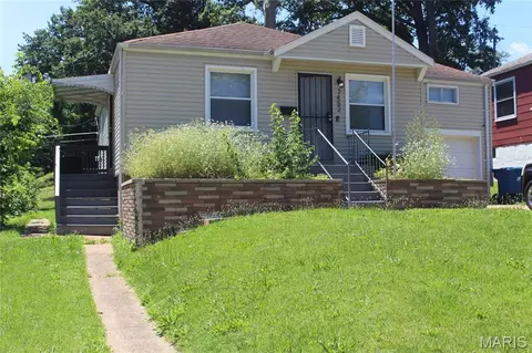 7452 Esterbrook Dr, Saint Louis, MO 63136