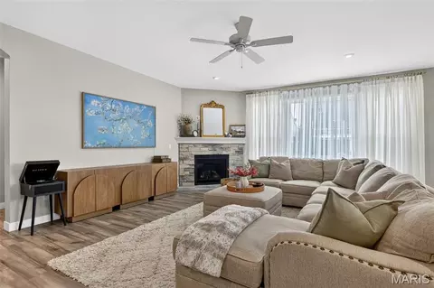 Living - 809 Upland Loop, O'fallon, MO 63368 photo 2 of 4