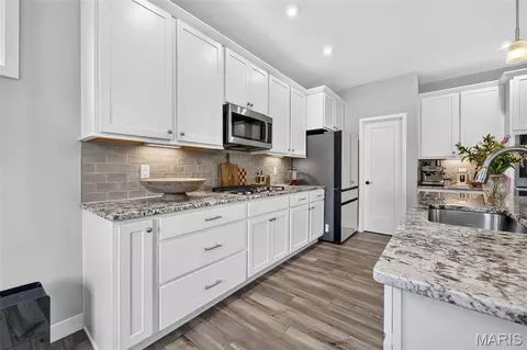 Kitchen - 809 Upland Loop, O'fallon, MO 63368 photo 4 of 7