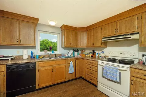 Kitchen - 10160 County Road 8150, Rolla, MO 65401 photo 2 of 5