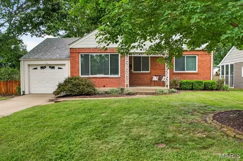 1102 Selma Ave, Webster Groves, MO 63119