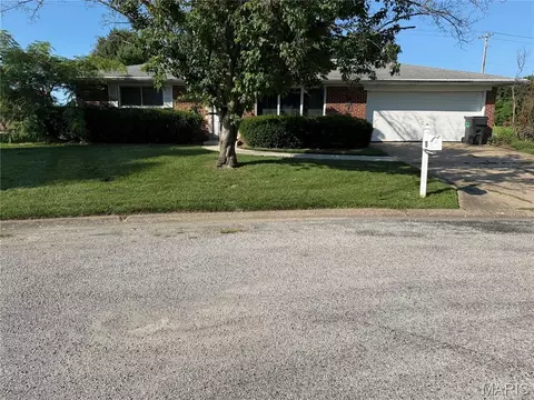 18 Woodhaven Ct, Belleville, IL 62223