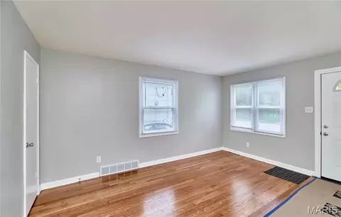 Living - 105 Anabel Ave, Ferguson, MO 63135 photo 2 of 6