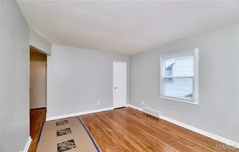 Living - 105 Anabel Ave, Ferguson, MO 63135 photo 3 of 6
