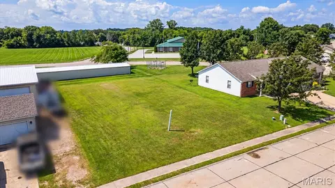 108 E Harrisonville Dr, Valmeyer, IL 62295 photo 2
