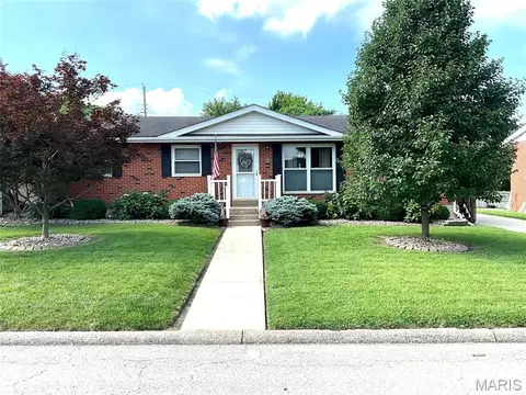 22 Lakeview Dr, Pontoon Beach, IL 62040