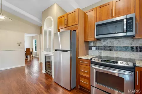 Kitchen - 501 Echo Hill Ct, Ballwin, MO 63021 photo 3 of 4