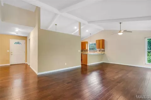 Living - 501 Echo Hill Ct, Ballwin, MO 63021 photo 2 of 4