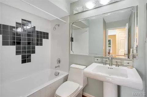 Bath - 501 Echo Hill Ct, Ballwin, MO 63021 photo 2 of 4