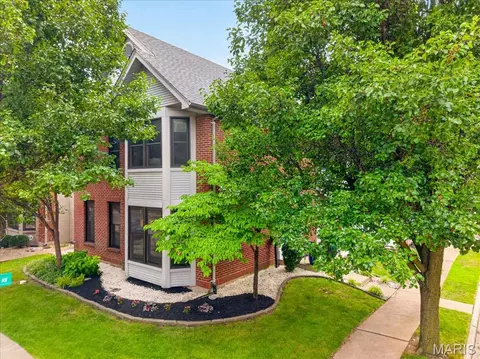 935 Barnard College Ln, Saint Louis, MO 63130