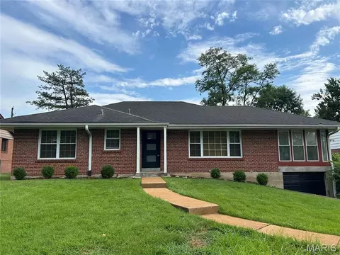 8104 Edinburgh Dr, Clayton, MO 63105