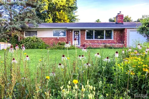 501 Larsen Ln, Saint Louis, MO 63126