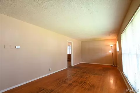 751 Peal Dr, Saint Louis, MO 63125