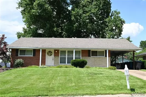 751 Peal Dr, Saint Louis, MO 63125