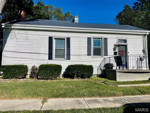 Exterior - 404 S Main St, Waterloo, IL 62298 photo 2 of 9