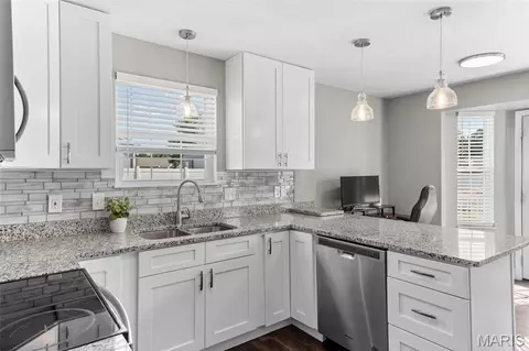 Kitchen - 100 Willow Rdg, Valmeyer, IL 62295 photo 3 of 5
