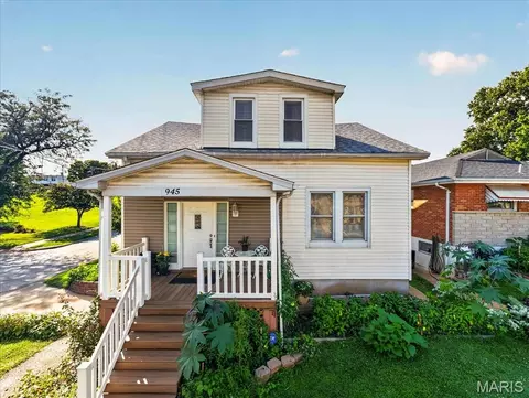 945 Regina Ave, Saint Louis, MO 63125