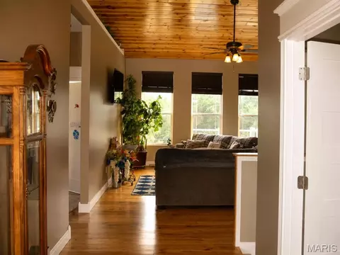 Entry Way - 6779 Elmont Rd, Sullivan, MO 63080 photo 2 of 4