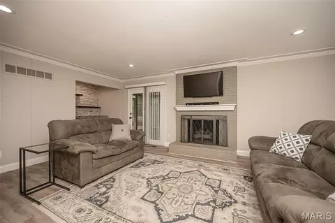 Living - 583 Princeway Ct, Manchester, MO 63011 photo 6 of 6